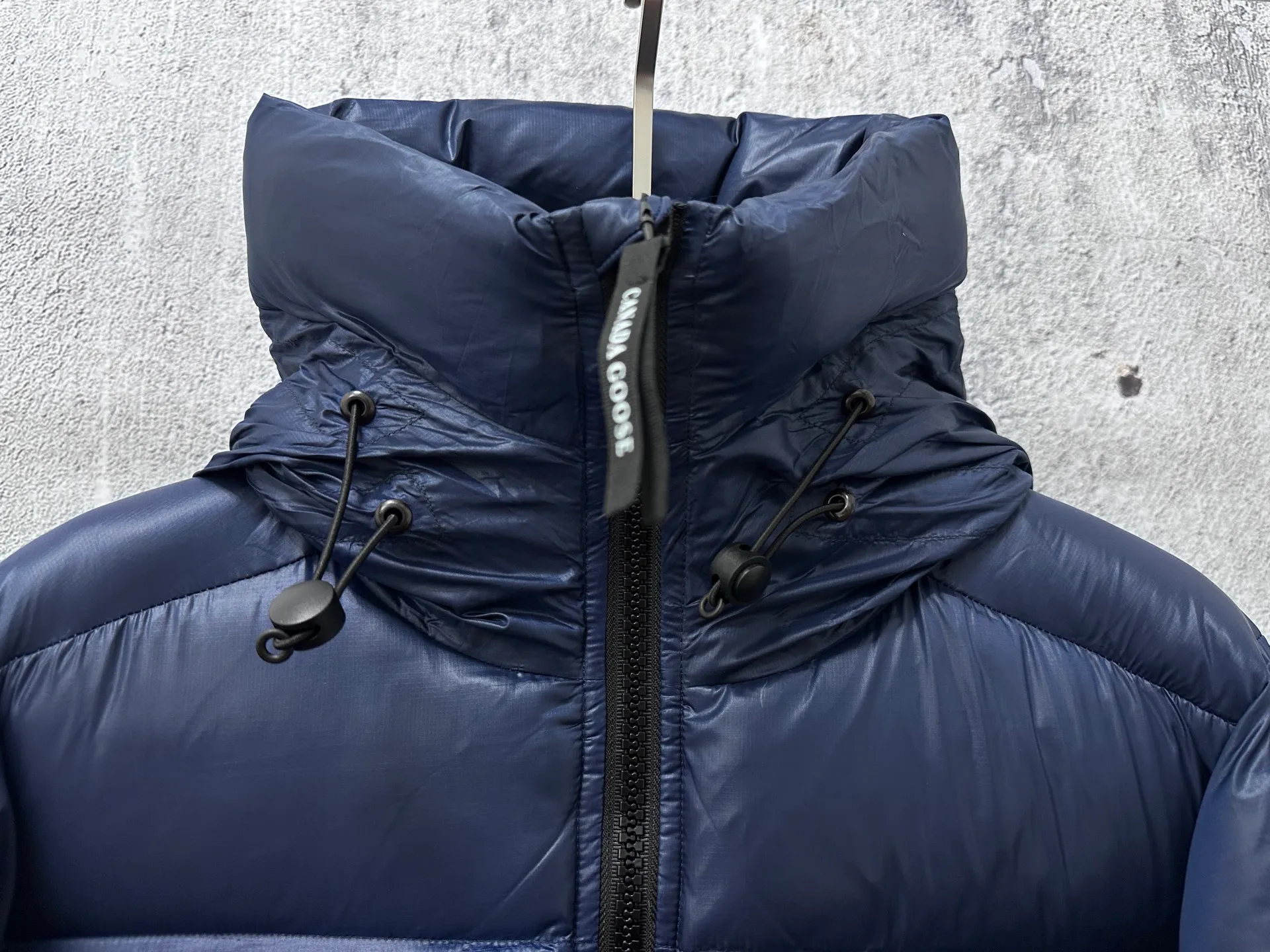 P780 [𝘾𝘼𝙉𝘼𝘿𝘼 𝙂𝙊𝙊𝙎𝙀] Canada Goose's limited new Crofton puff down jacket, top version, ceiling level Crofton soft loaf, 2024 latest style, cold protection effect up to level 4, using recycled Feather-Light tear-resistant fabric, ultra-light, no weight on the upper body at all! The unique black label highlights your temperament‼ ️ Canada Goose, a Canadian brand, has always been recognized as the warmest down jacket. Various Instagram celebrities, Internet celebrities, and celebrities often wear it for street photos. I make Canada Goose every year, but I still can't get rid of my love for it. No matter how cold the days are, there is no need to be afraid, because there is! Filled with 90% white duck down, it is the legendary warmest down jacket and is known as a must-have for Arctic outdoor sports! The most popular down jacket in the world, celebrities are rushing to buy it, it is a must-have!  Size: S~XXL
